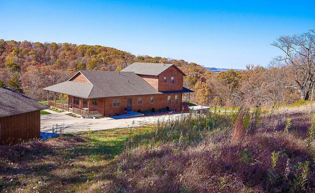 Amazing Lodge On 49 Acres In Calhoun County, Illinois